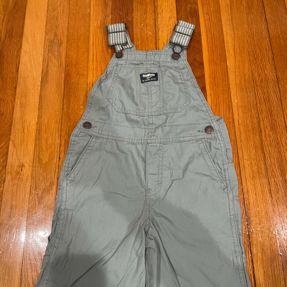OshKosh boys light green overall shorts size 5T